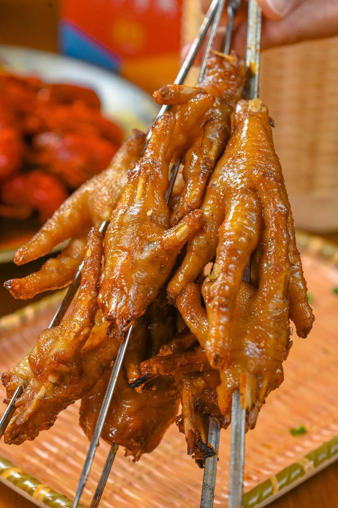 人气爆红的烧烤场，藏在了650㎡的校园课室里