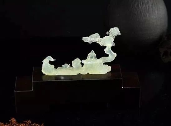 岫玉180料手镯和翡翠哪个好,好品质的岫玉和差品质翡翠哪个好