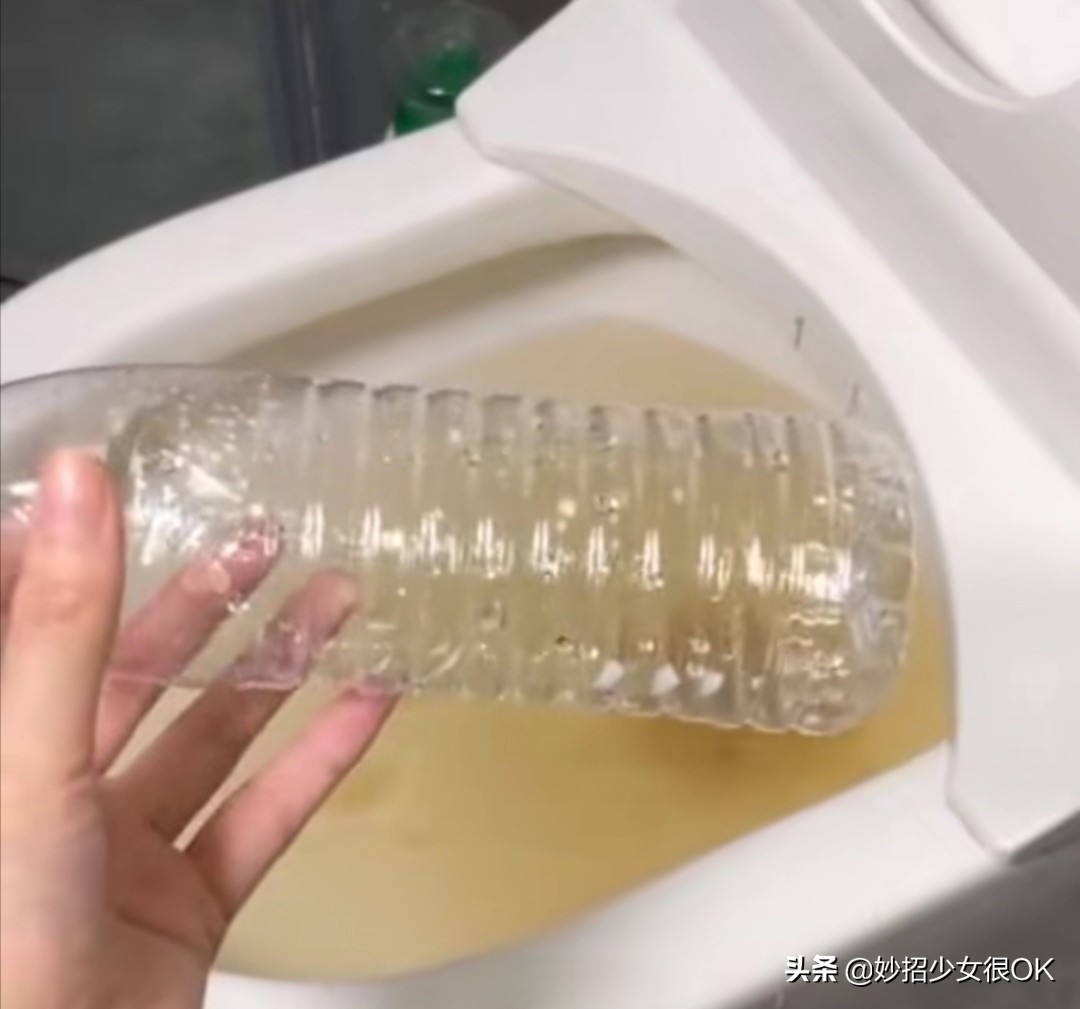 马桶堵了用塑料怎么做就通了,马桶掉进一个塑料瓶盖堵了怎么办