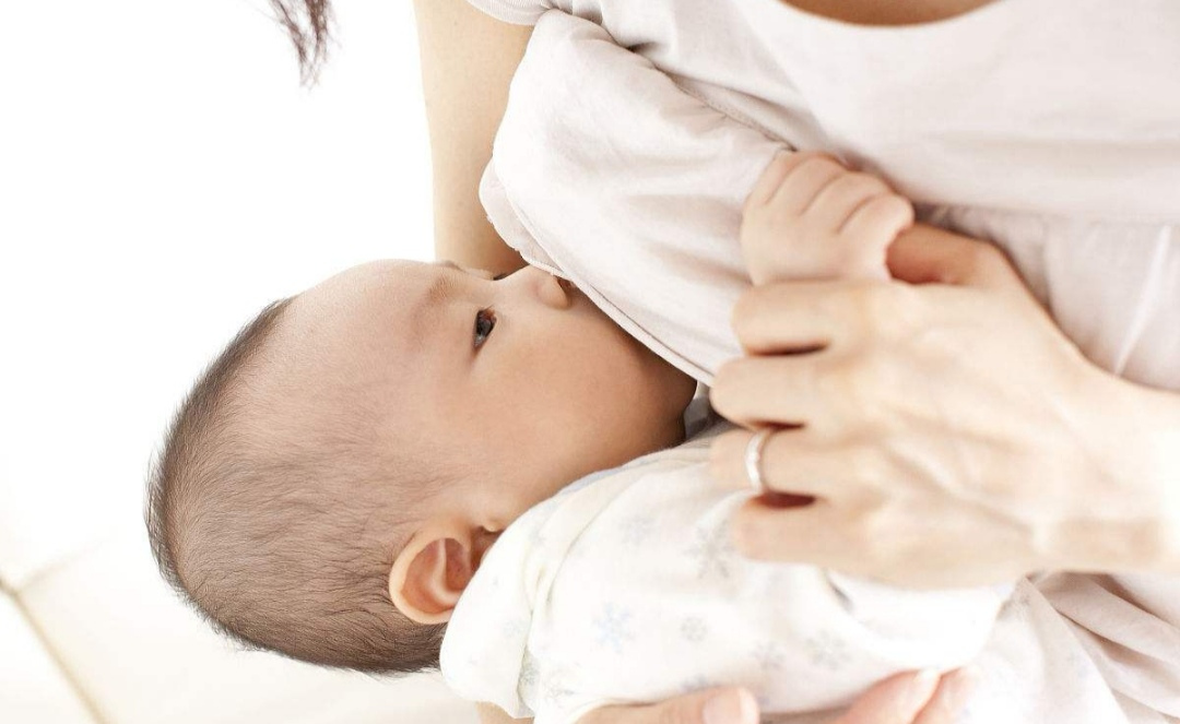 婴儿被手机砸到头,两个月宝宝头被手机砸到