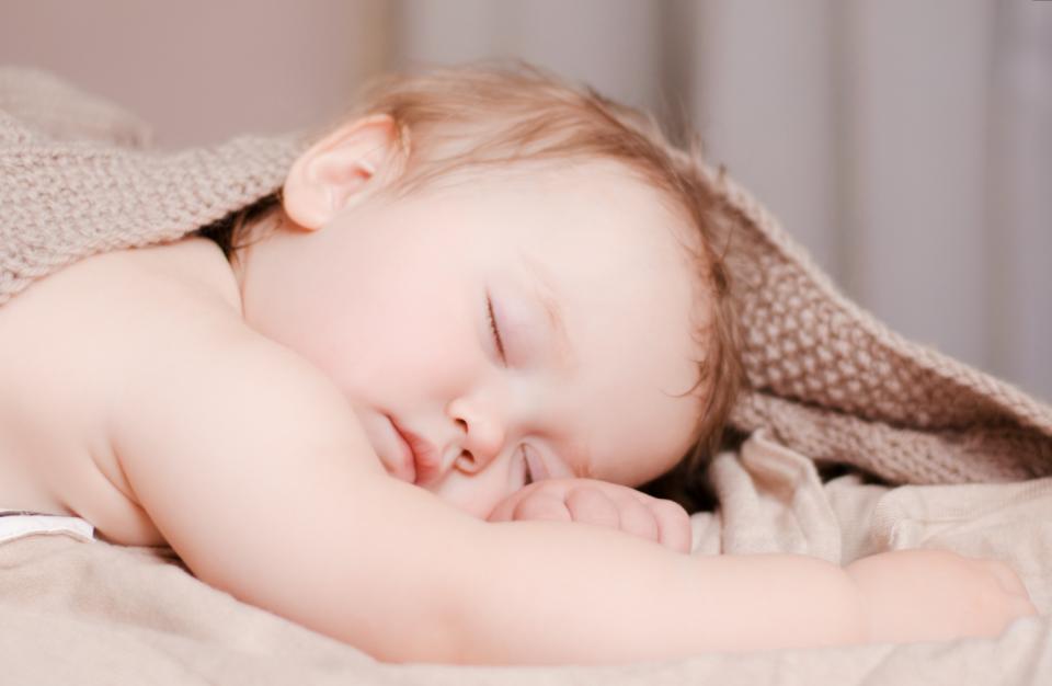 刚喂完奶宝宝打嗝怎么回事,刚喂完奶的婴儿吐奶打嗝怎么办