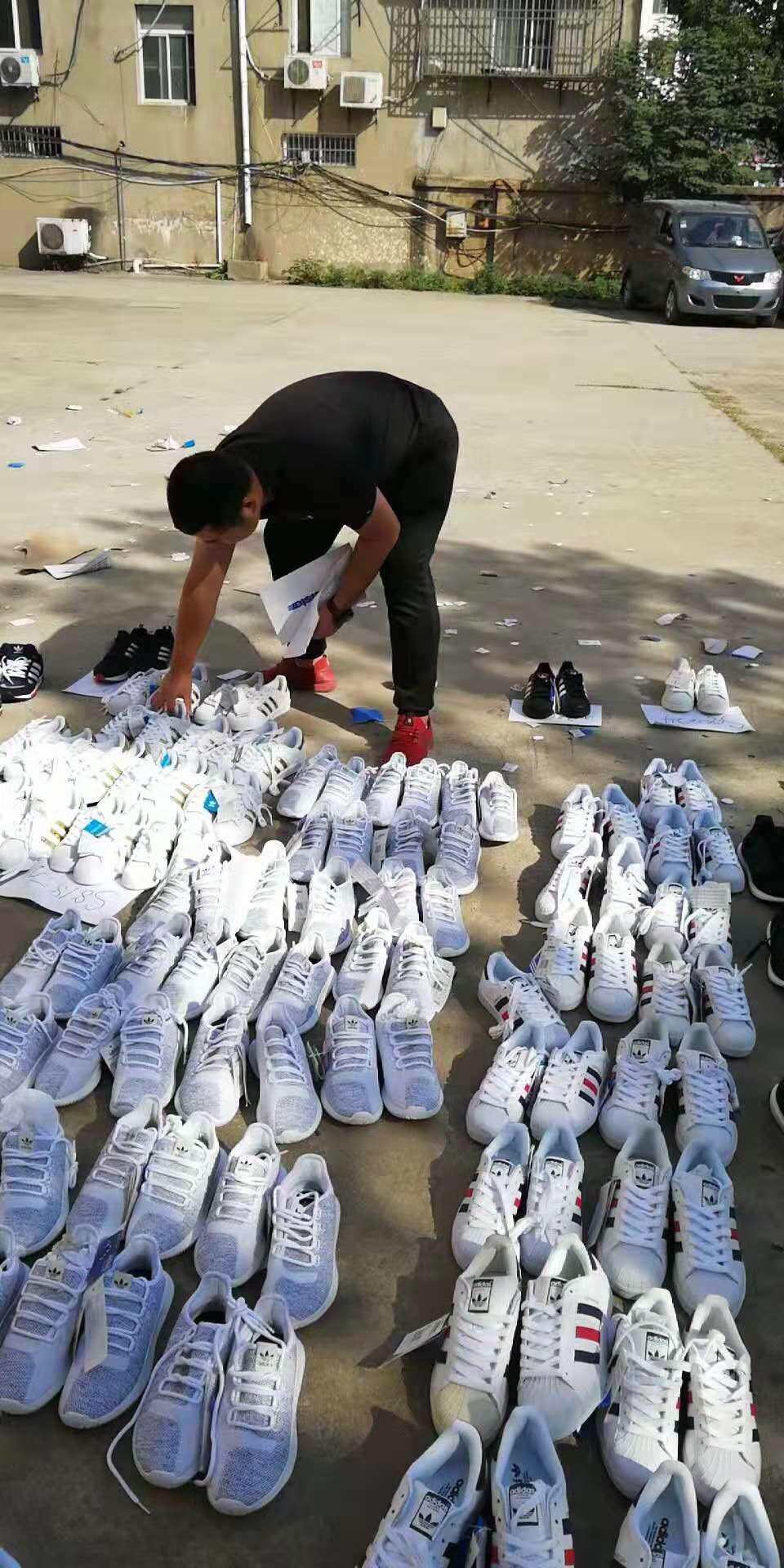 上海警方捣毁制假运动鞋窝点,售价1000的运动鞋