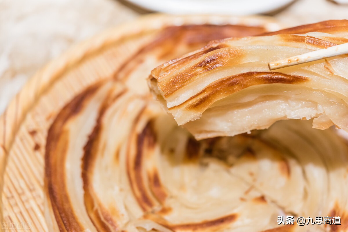 小伙摆摊卖千层饼,小伙摆摊卖鸡蛋饼三年