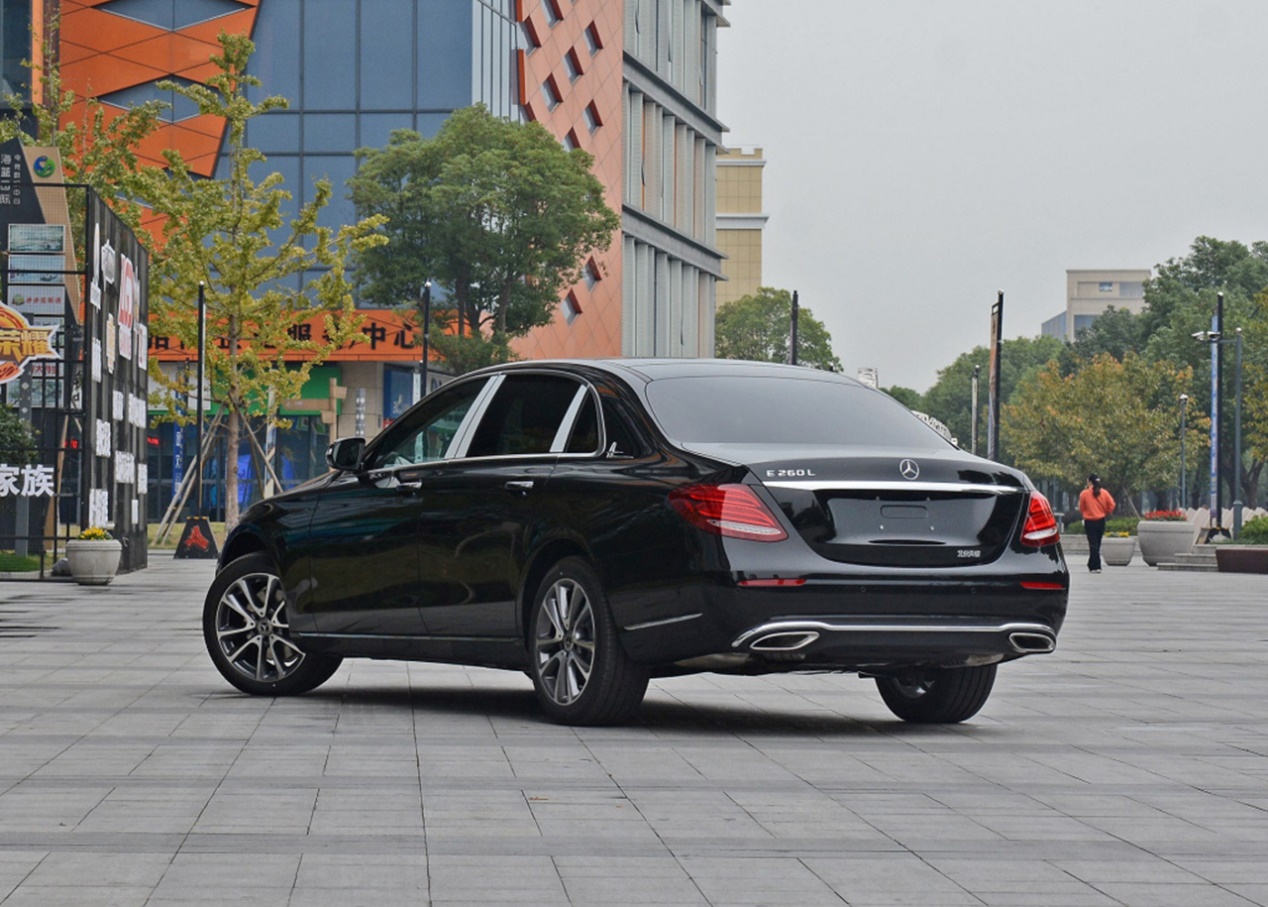 在网络端一直备受争议，在销售端却越卖越好的奔驰E，强势
