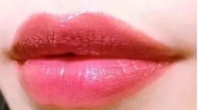 YSL年底又出新口红，玫瑰浆果色超性感，难怪直男见了都喜欢呢！