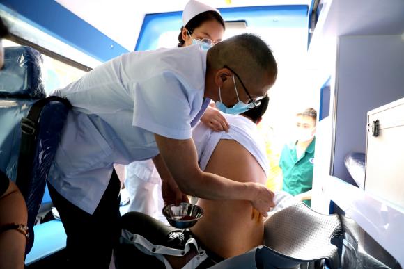 安徽省濉溪县中医院护送腰椎骨折小伙圆梦高考考场