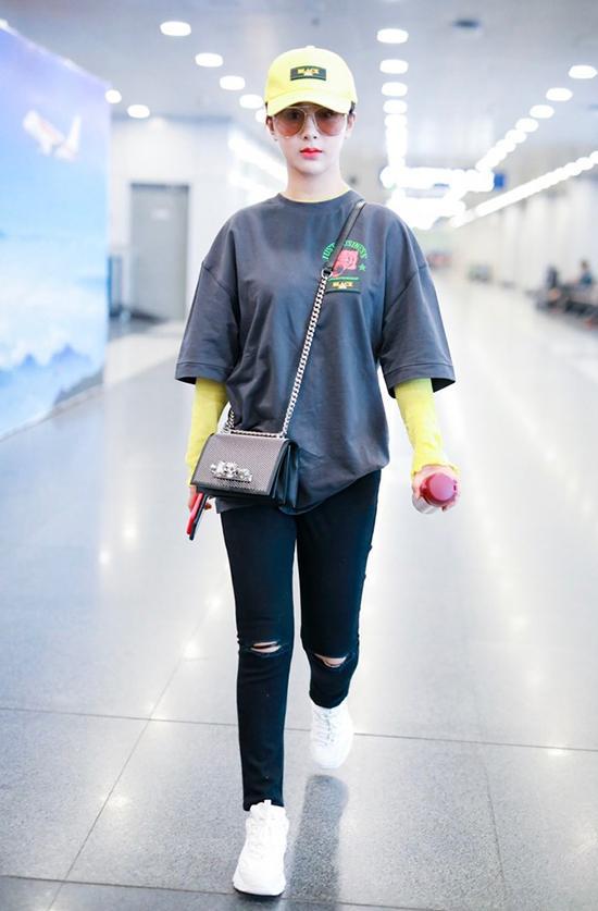 解锁T恤新穿法，杨幂、戚薇、杨紫早就这么搭配了，防晒又时尚