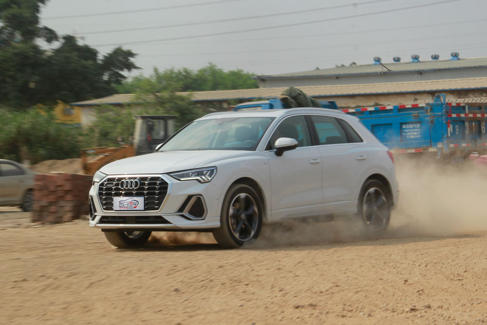 奥迪q345tfsiquattro,奥迪q335tfsi时尚动感型测评