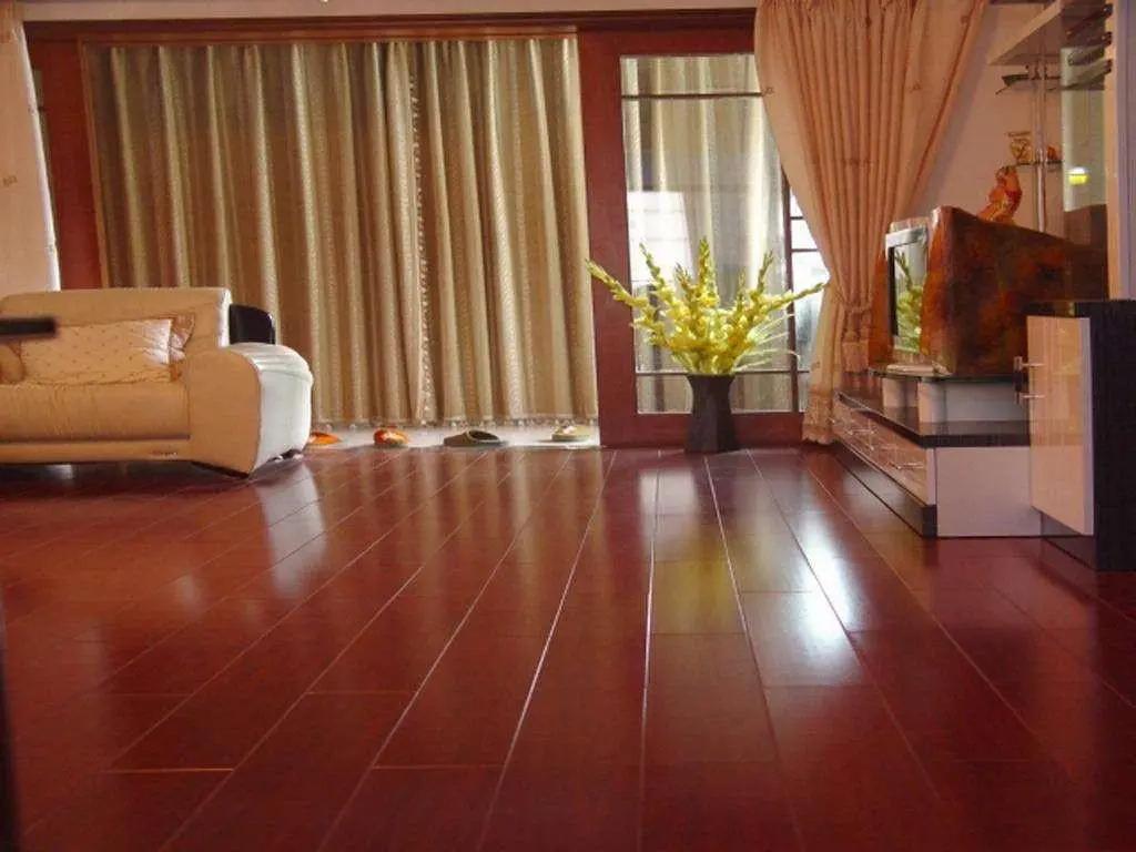 木地板划痕修复可以用砂纸打磨吗,木地板上的黑色划痕印怎么去除