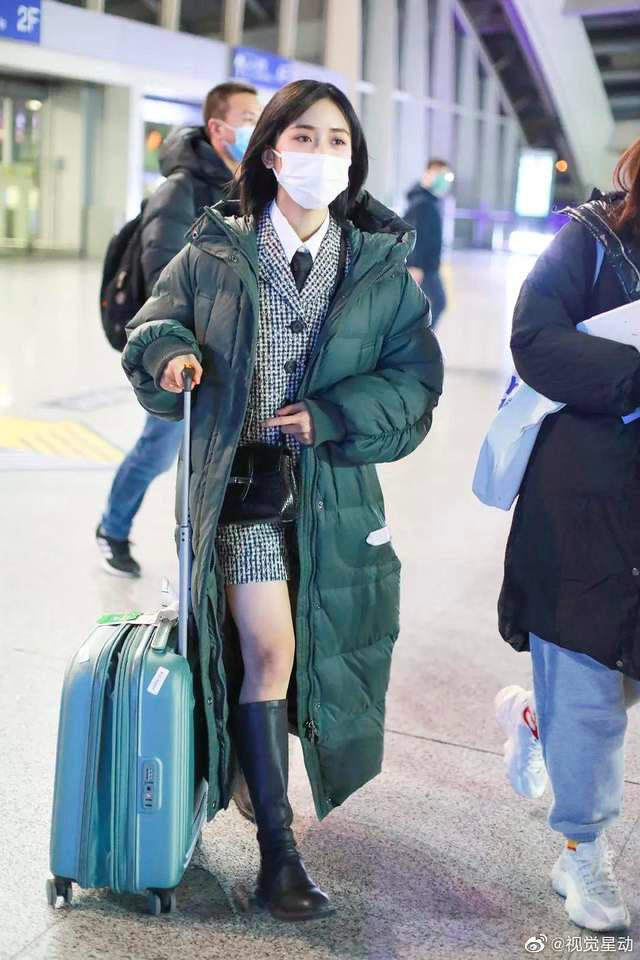 看何穗江疏影的穿搭,江疏影银色垫肩礼服