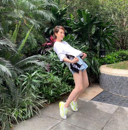 白t短裤造型的海清,海清穿黑粉色连衣裙加上干练盘发