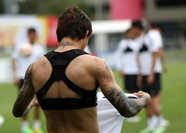 中国难道14亿人口就找不出十多个能踢好足球的人吗？