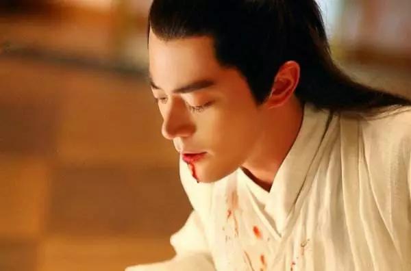 影视剧里吐血用的血是什么,影视剧被剑刺中腹部会吐血吗