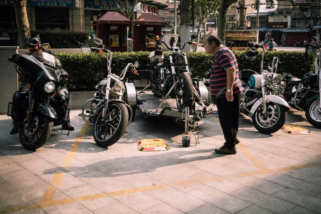 骑哈雷的爷叔,骑哈雷的爷爷还是爷叔