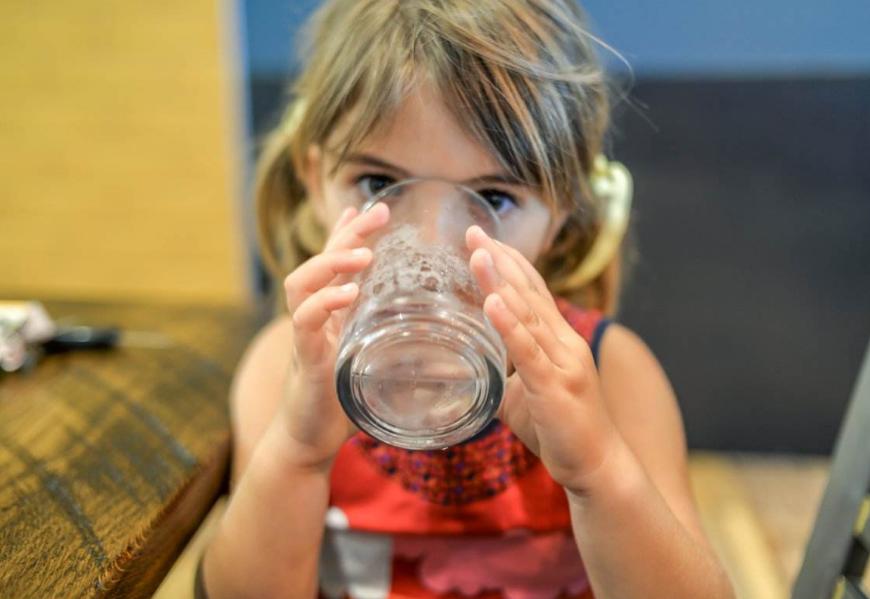 小孩吃瓜子卡住喉咙视频,3岁小孩吃东西卡住急救的视频