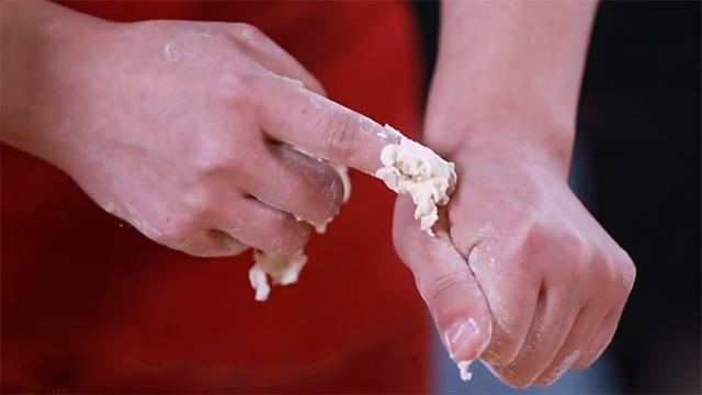 和面做到一半粘手怎样补救,和面一直粘手怎么办