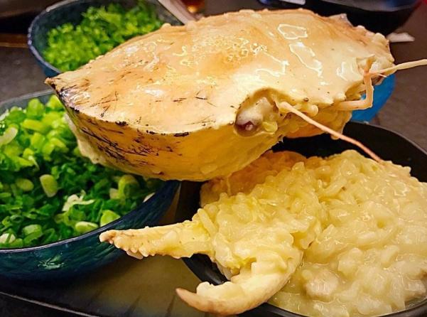 螃蟹比较小但是比较好吃,螃蟹有红色的有白色的