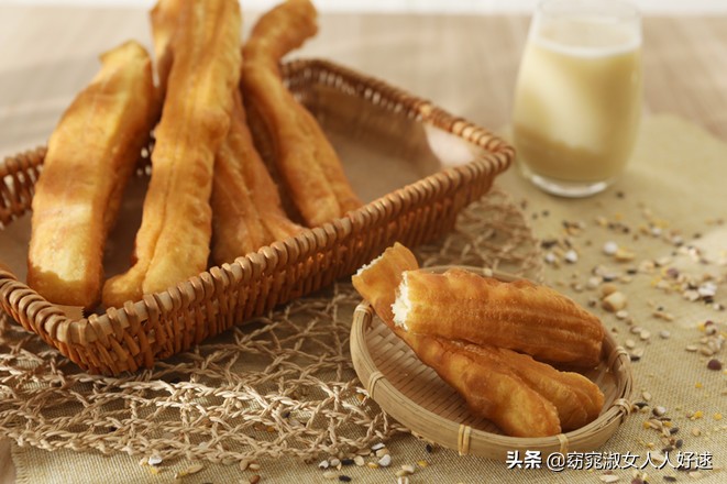 早餐油条怎么做酥脆松软完整教程,酥脆可口的油条是怎么做出来的
