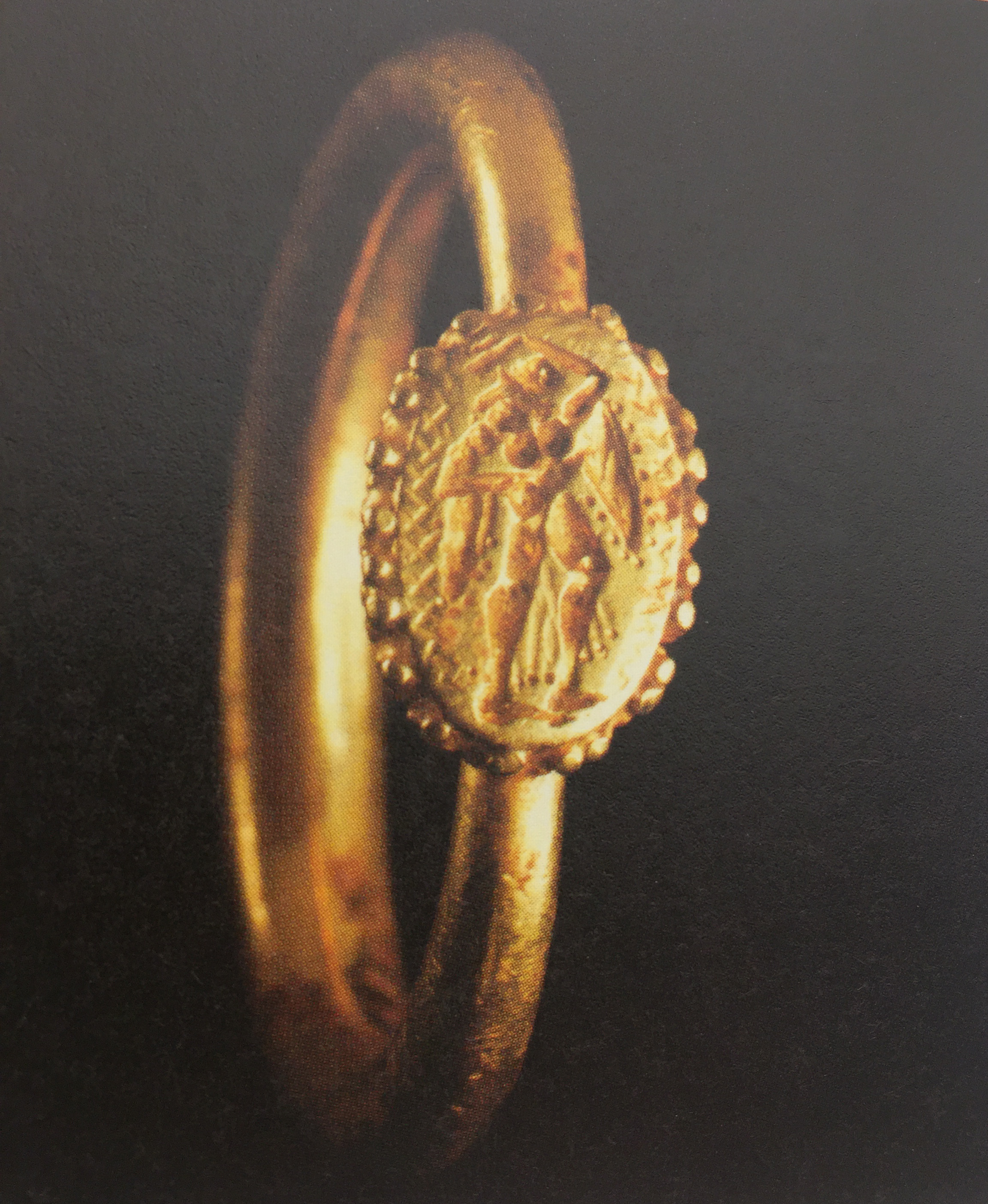 戒指除了钻石还可以戴什么,哪种戒指适合日常佩戴