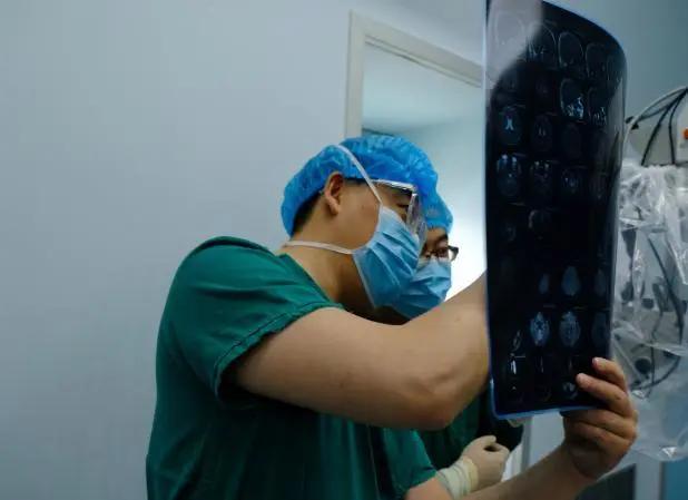 30岁男子右耳堵塞听力下降,46岁男性突然一只耳朵听力下降