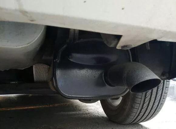 开车排气管总是有异响是怎么回事,汽车排气管有一点黑灰算是正常吗