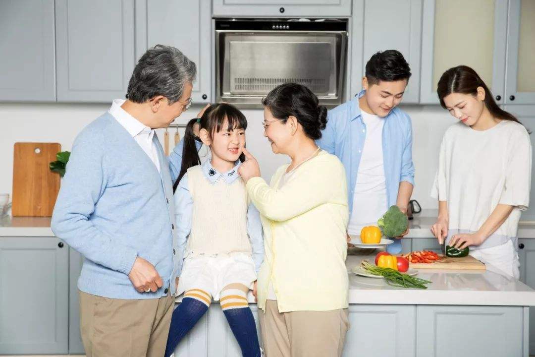 小孩吃饭被大人训好吗,孩子吃饭时挨训