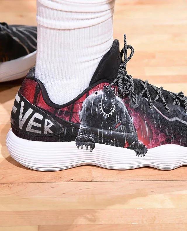 nba球员上脚科比球鞋系列,nba球星鞋王塔克在哪支球队