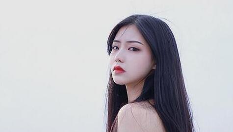 女生说自己丑怎么回答？用甜甜的情话去赞美她