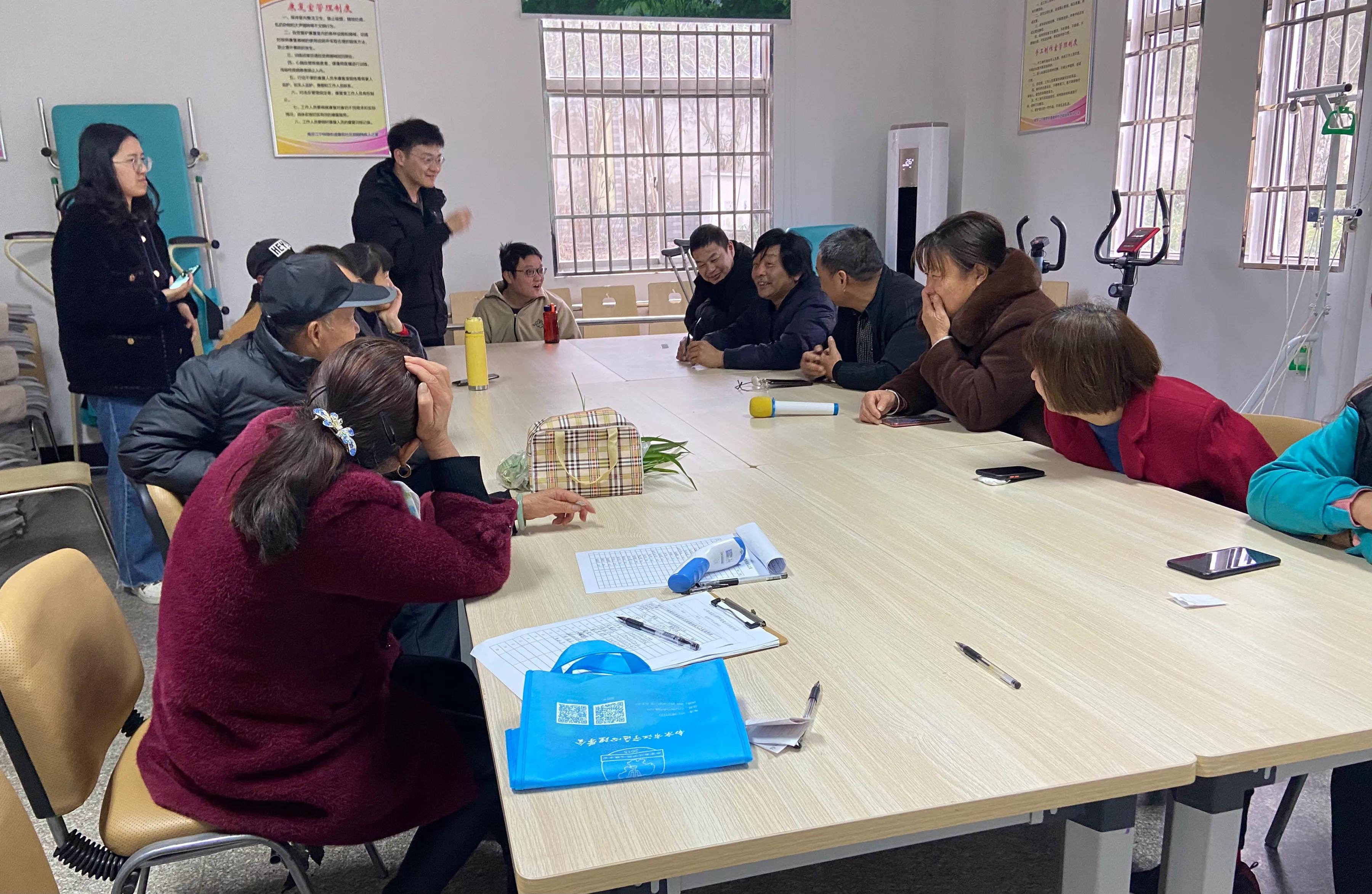 希望给残疾人一点温暖,为残疾人送去节日的关怀