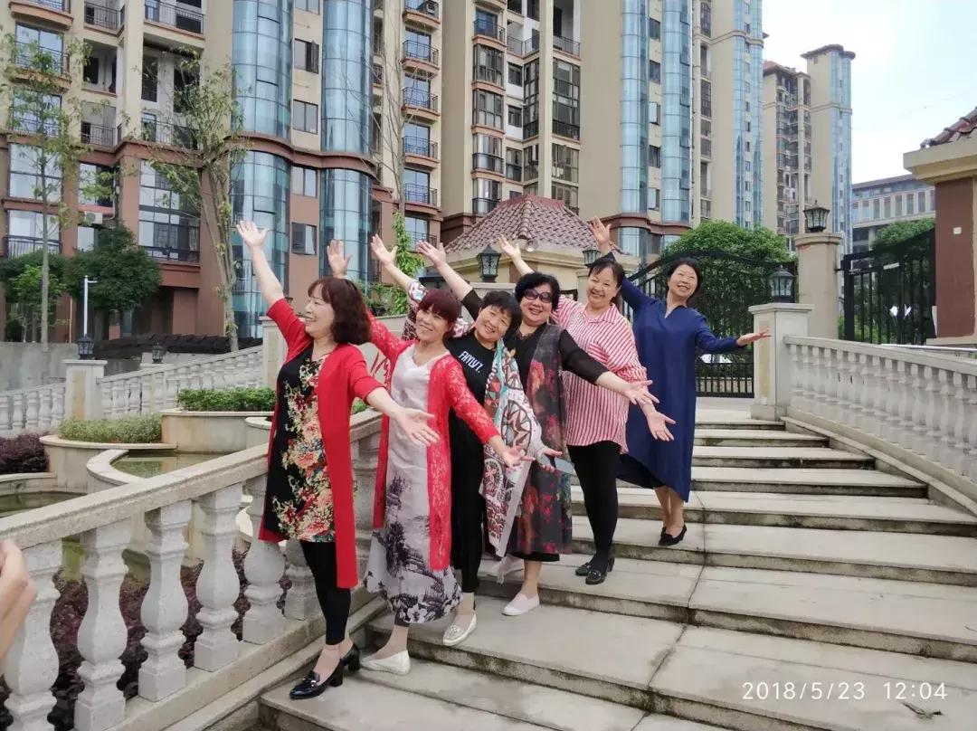 中国大妈外出旅游标准动作合辑！炫翻天！