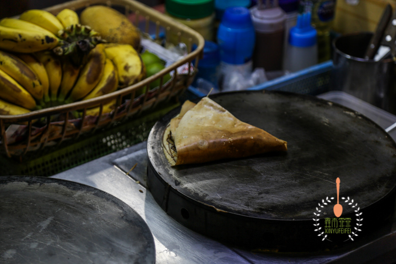 泰国大妈在卖米粉,泰国大妈街头卖椰子