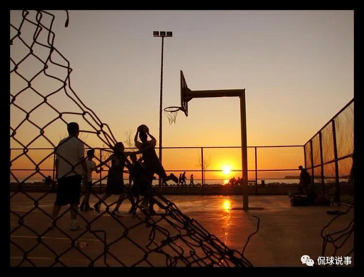 行进间胯下运球过人,库里胯下背后运球过人教学