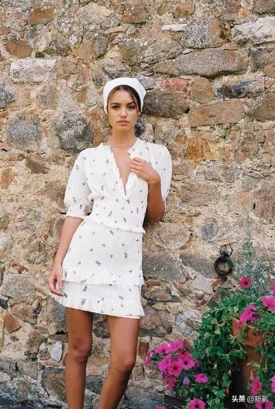 钟楚曦同款连衣裙丝绒,钟楚曦同款白色吊带连衣裙