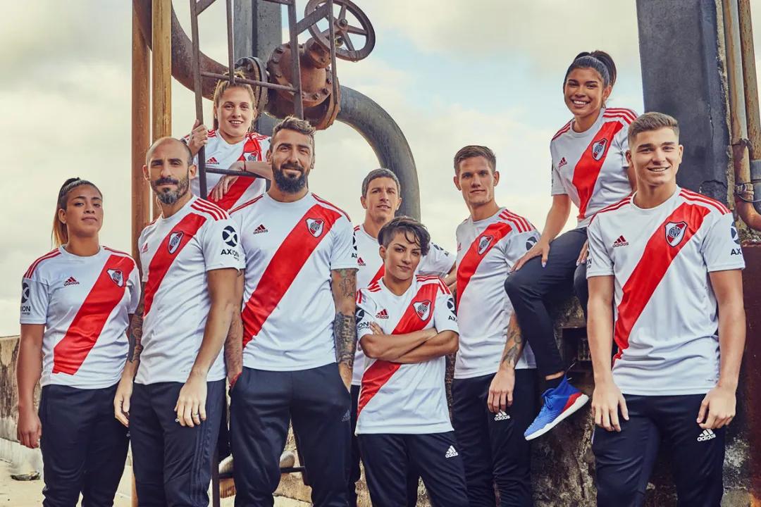 藏在足球里的秘密,藏在球衣中的秘密