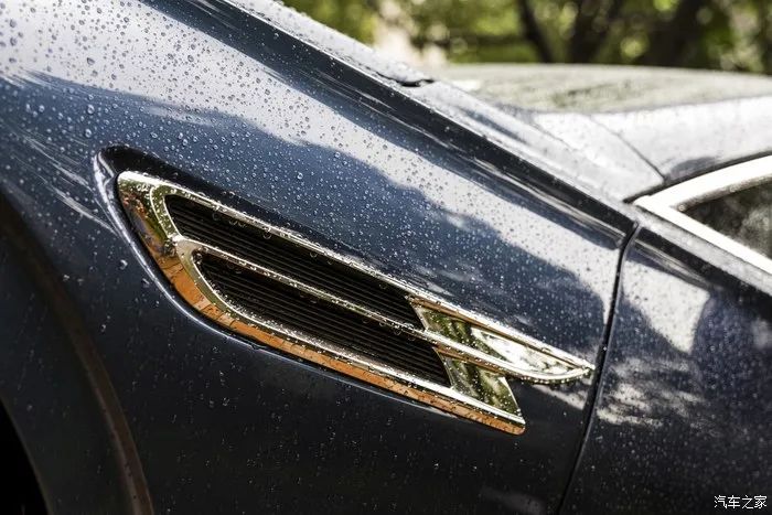 宾利飞驰对比迈巴赫s480气场,宾利飞驰街拍气场霸气视频