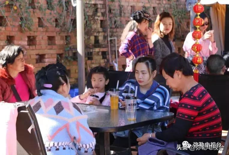 太热闹!弥勒花海、人海、车海、舞海...这些人上镜了!