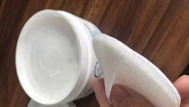 夏季宝宝湿疹能用爽身粉吗？月嫂悄悄说出三个改善小妙招，学到了