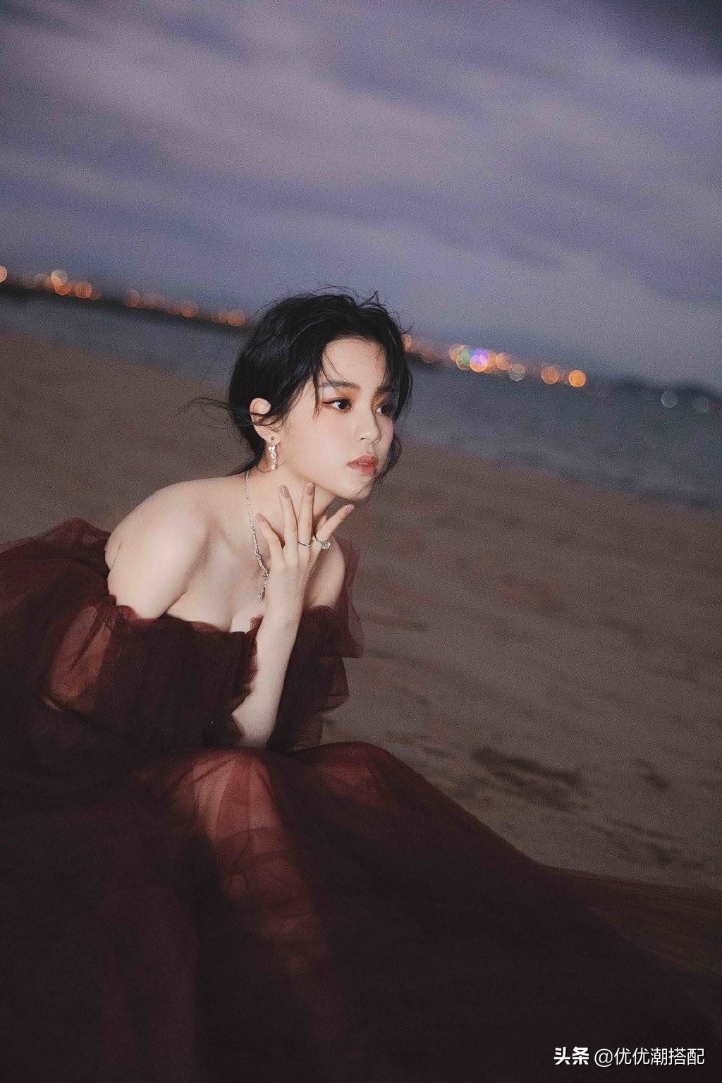 欧阳娜娜浅粉色,欧阳娜娜黑色深v字法式裙子