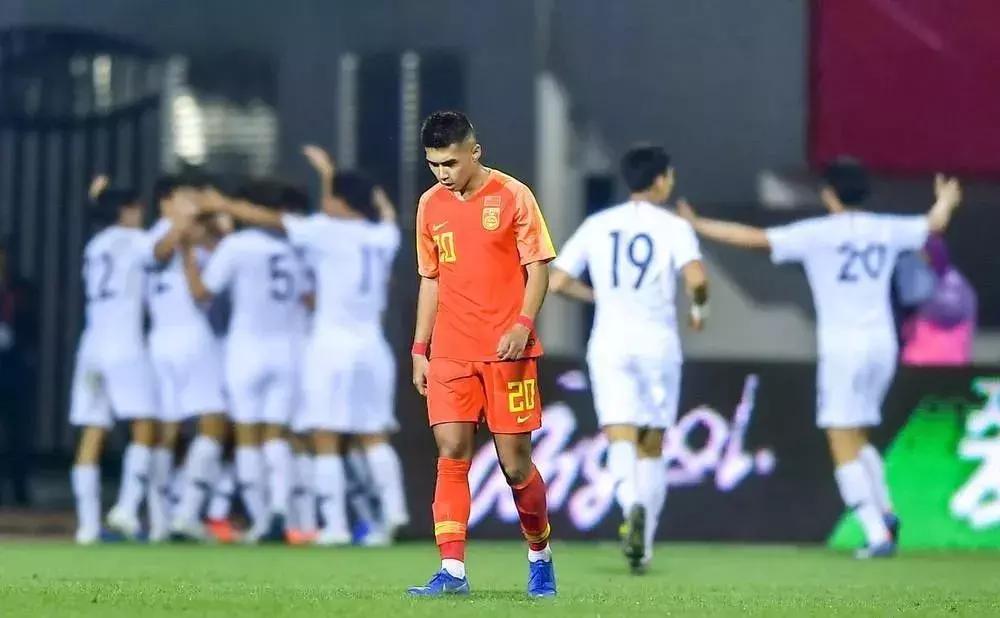 韩国这泡尿既照出这帮腌臜泼才这等欺负人，更照出中国足球的不堪