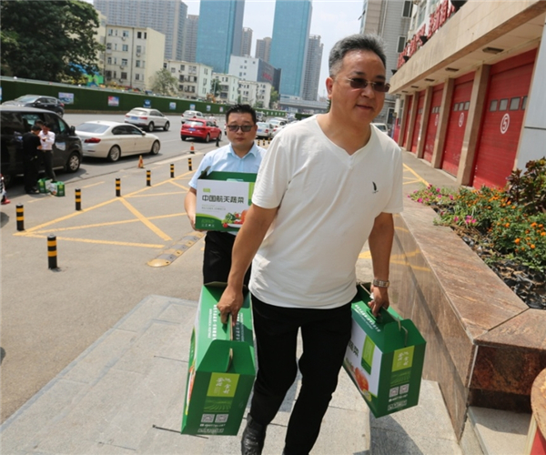 「益路华彩·清凉行动」中航汇购宜家：绿色蔬菜助劳动者健康一夏