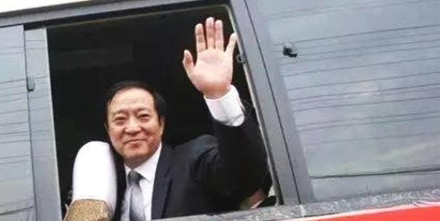 58岁丢官离婚,71岁晚景凄凉,牛群混成这样,冯巩为何不帮帮他?