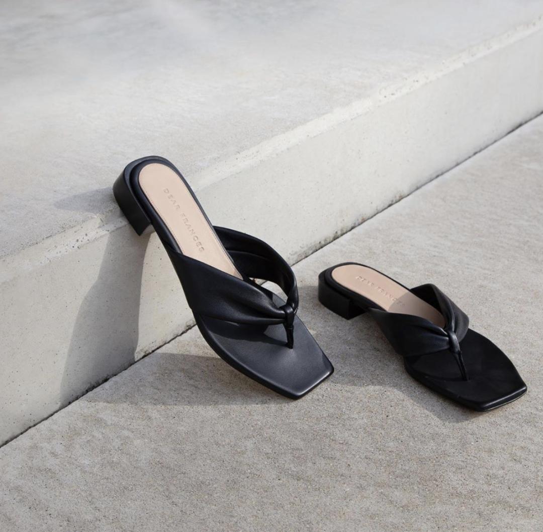 夏季时尚御姐凉鞋穿搭,气质牛皮凉鞋怎么搭配裤子