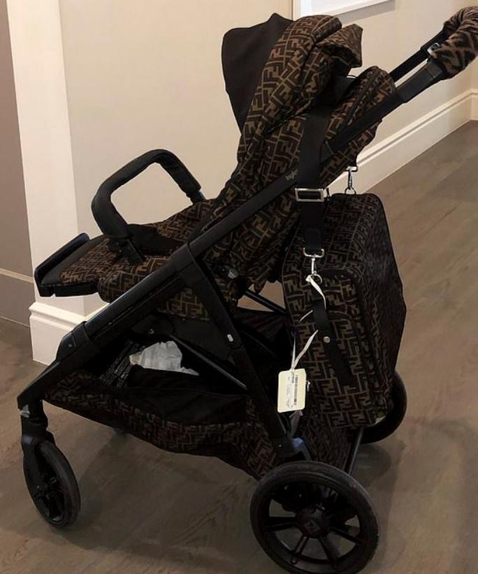 凯莉·詹纳公布2岁女儿生日豪礼:一辆童车一个包,价值超12万