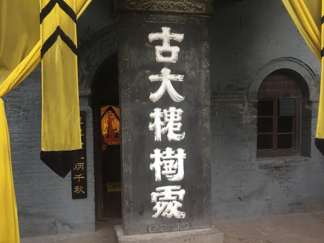 你右脚小拇指指甲盖是爽的吗?