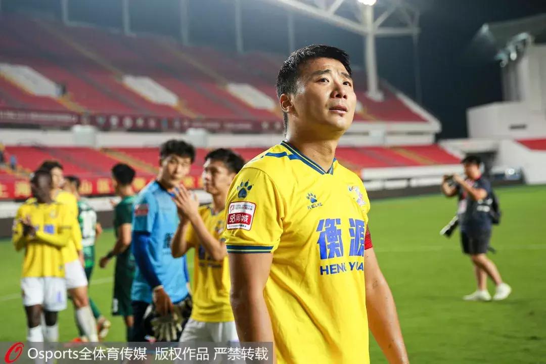 职业足球没钱玩不转！新东家强势介入，这支濒临解散的球队，竟然完成“两连升”