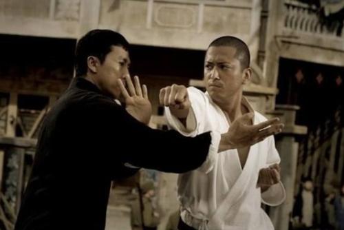 李小龙更厉害还是叶问更厉害,叶问一代宗师李小龙