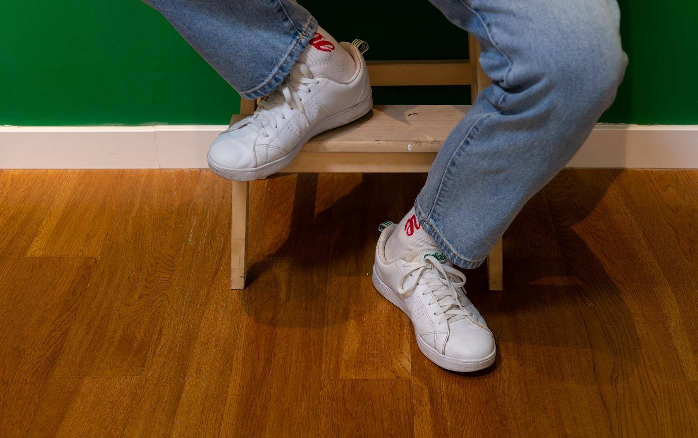 阿迪和耐克小白鞋哪个好,阿迪达斯和小白