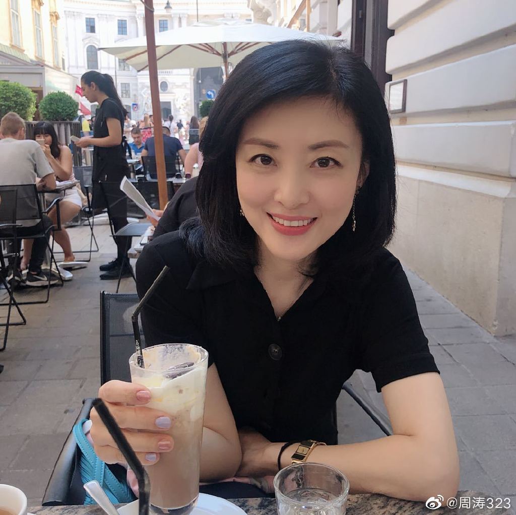 51岁周涛亮相湖南台给哪吒配音，17次主持春晚的她为何离开央视？