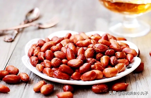 炸花生米先放油还是先放花生米,炸花生米和煮花生米哪个更好