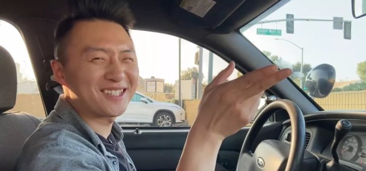 中国小伙在美国开警车,中国小伙国外开中国警车